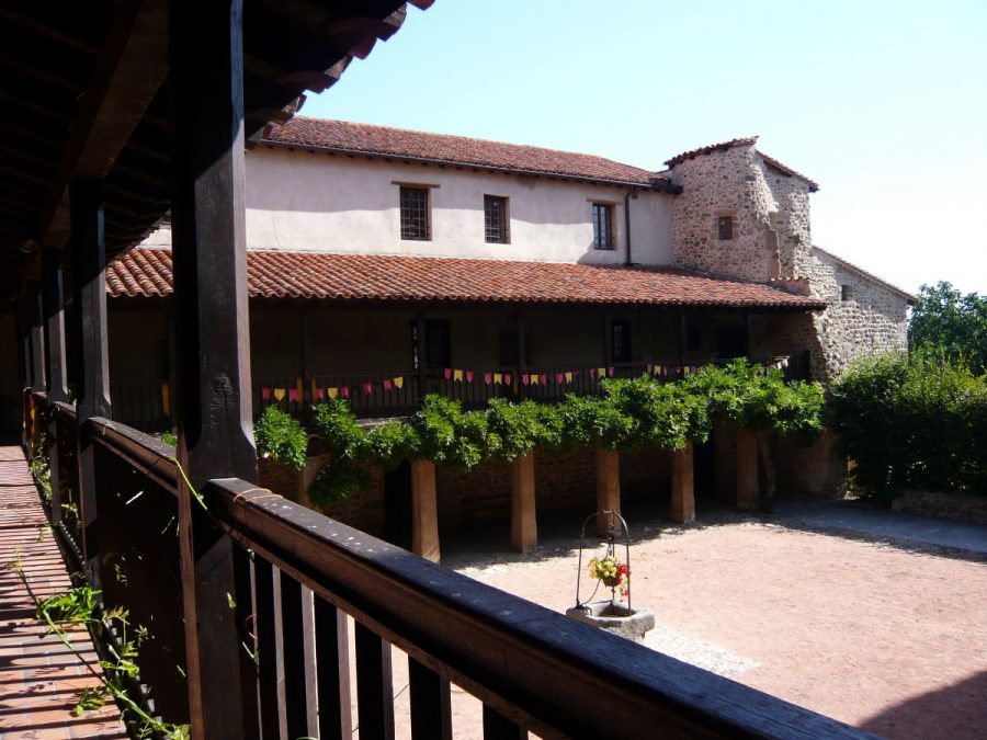 Champdieu : cloître du prieuré (photo Grahlf/F. Robert)