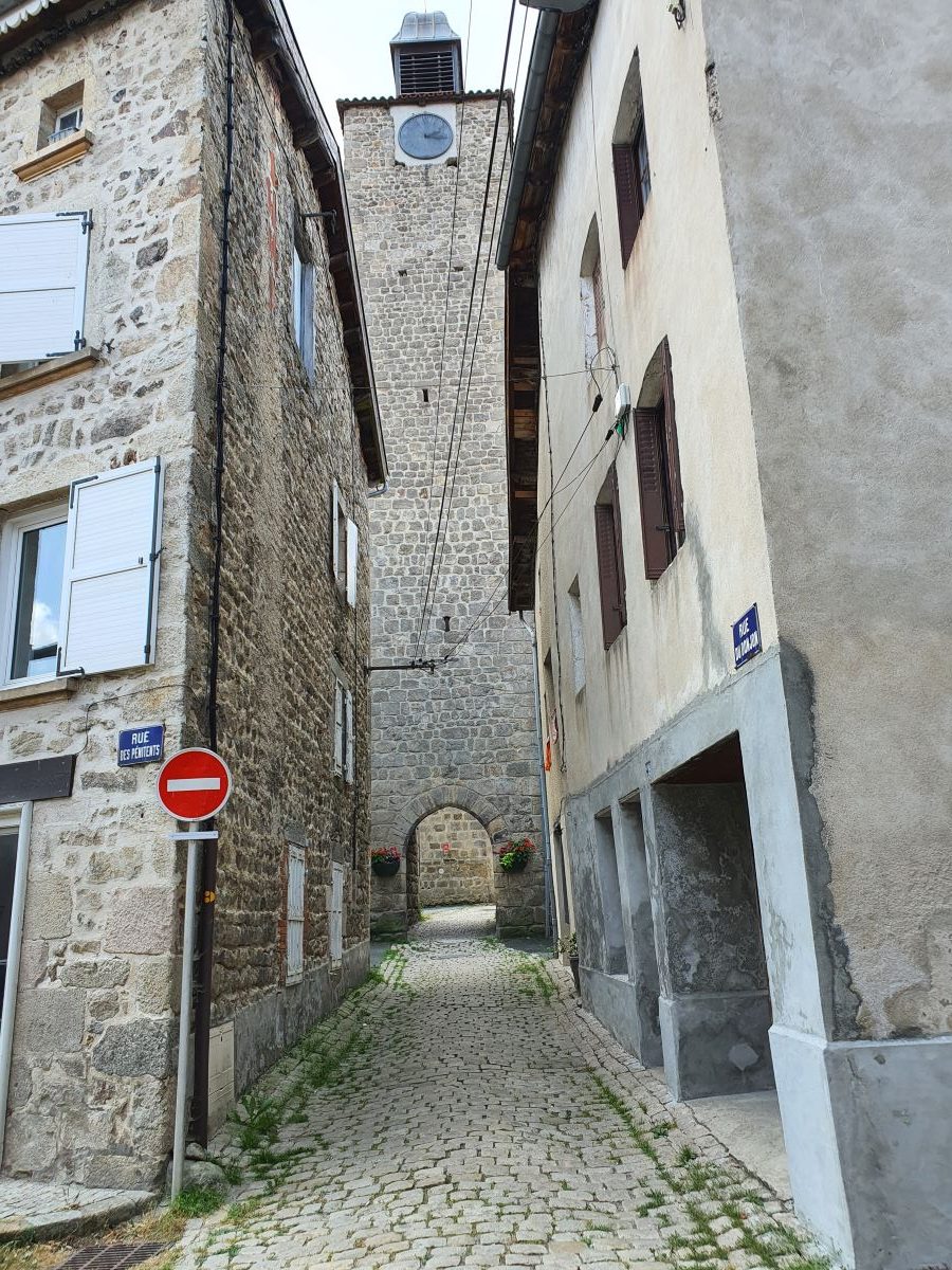 Craponne. Tour d'entrée du château. (photo Grahlf/ P. Terras)