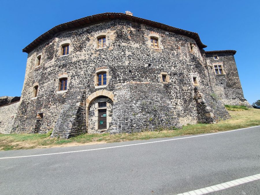 Montverdun. Logis prieural vu de l'extérieur. (photo Grahlf/P. Terras)