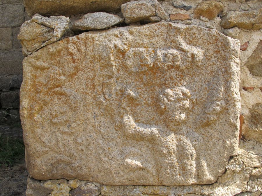 Saint-Victor d'Arlanc. Eglise. Bas relief gallo romain. (photo Grahlf/ F. Chommy)