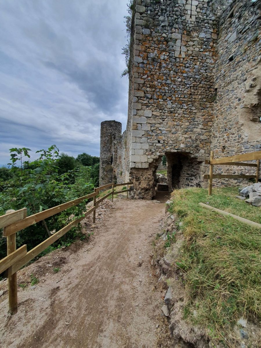 Château des Cornes d'Urfé : le chemin d'accès vers la "Grand-Tour" donnant accès à la haute-cour (photo Grahlf/P. Terras)