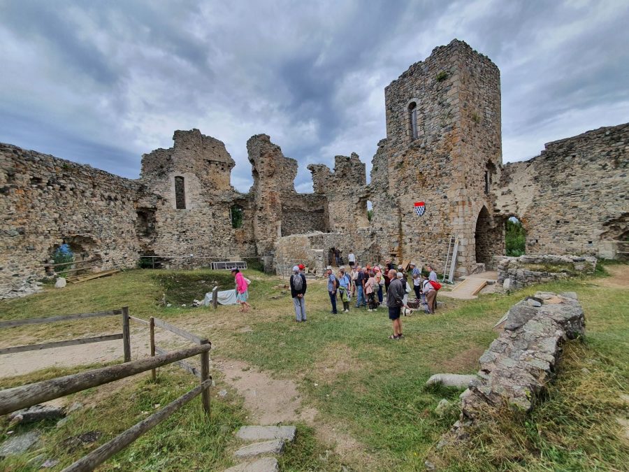 Château des Cornes d'Urfé : dans la haute-cour (photo Grahlf/P. Terras)