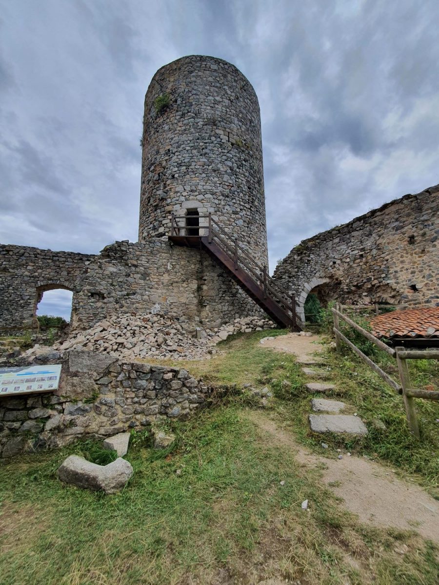 Château des Cornes d'Urfé : le donjon (photo Grahlf/P. Terras)