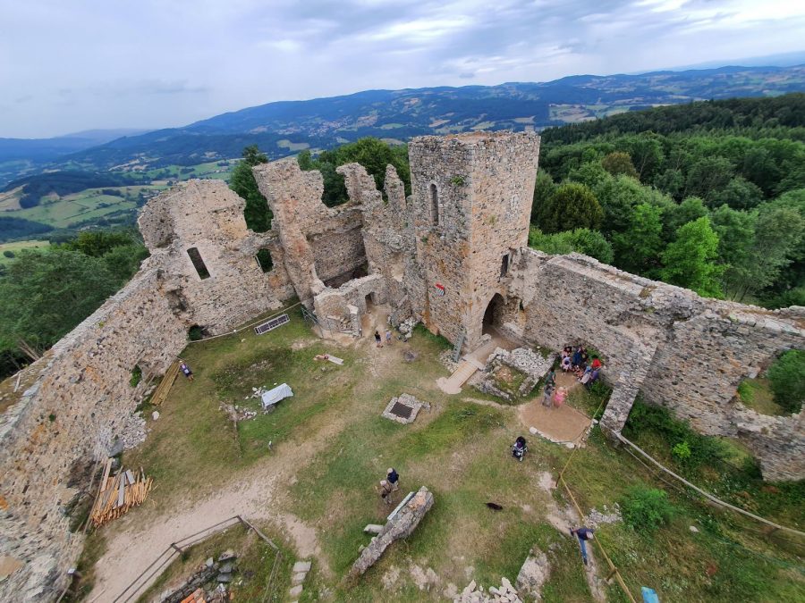 Château des Cornes d'Urfé : vue de la haute-cour depuis le donjon (photo Grahlf/P. Terras)
