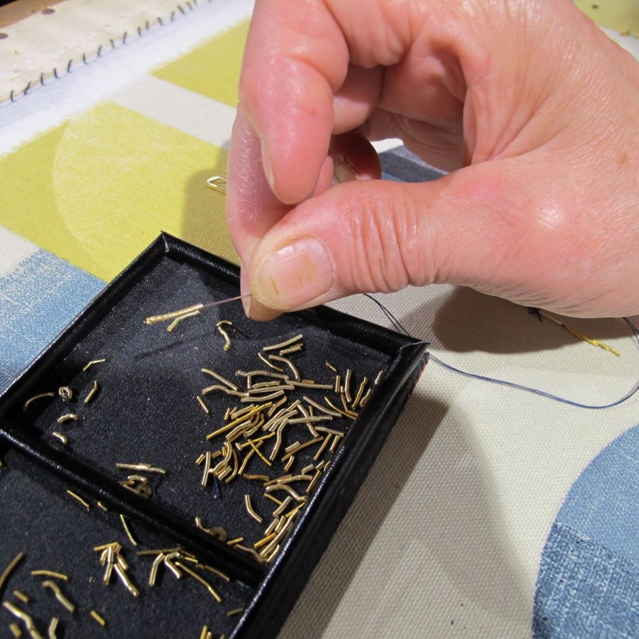 Cervières : manipulation de fragments de canetilles au musée des Grenadières (photo Grahlf/Fr. Chommy)