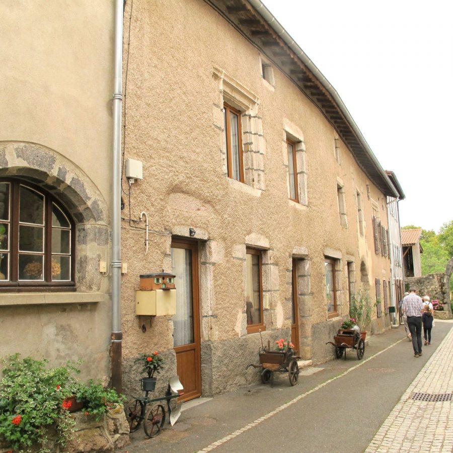 Cervières : maisons dans une rue du bourg (photo Grahlf/Fr. Chommy)
