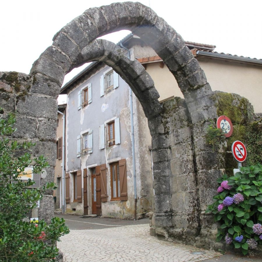 Cervières : porte Ouest à ogive (photo Grahlf/Fr. Chommy)