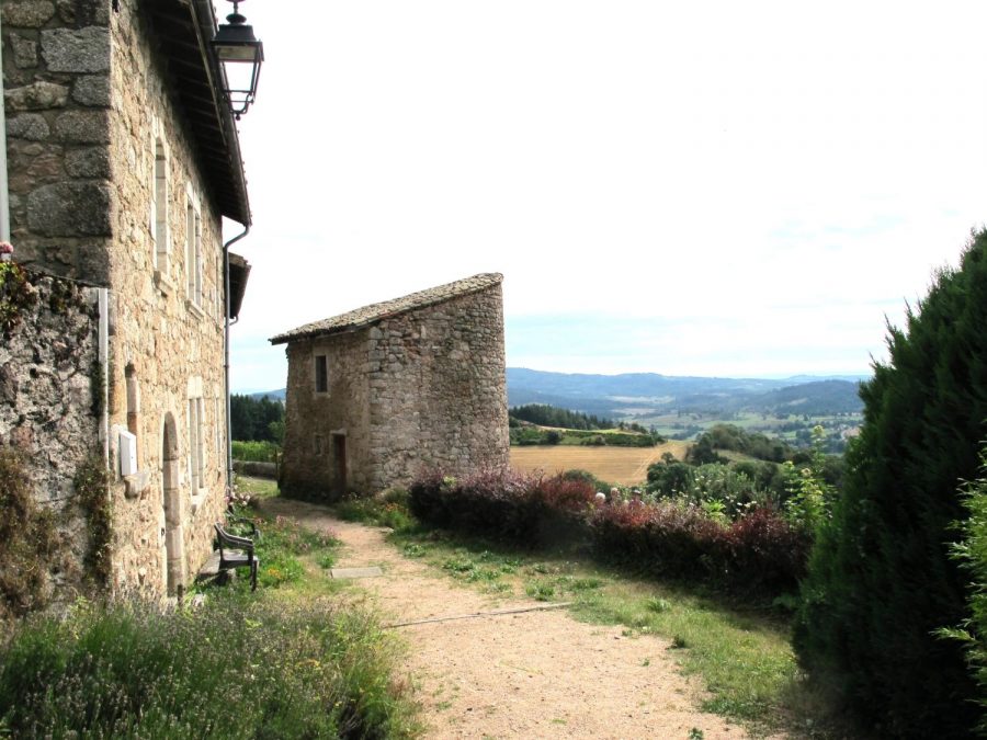 Cervières : sur le chemin de ronde (photo Grahlf/Fr. Chommy)