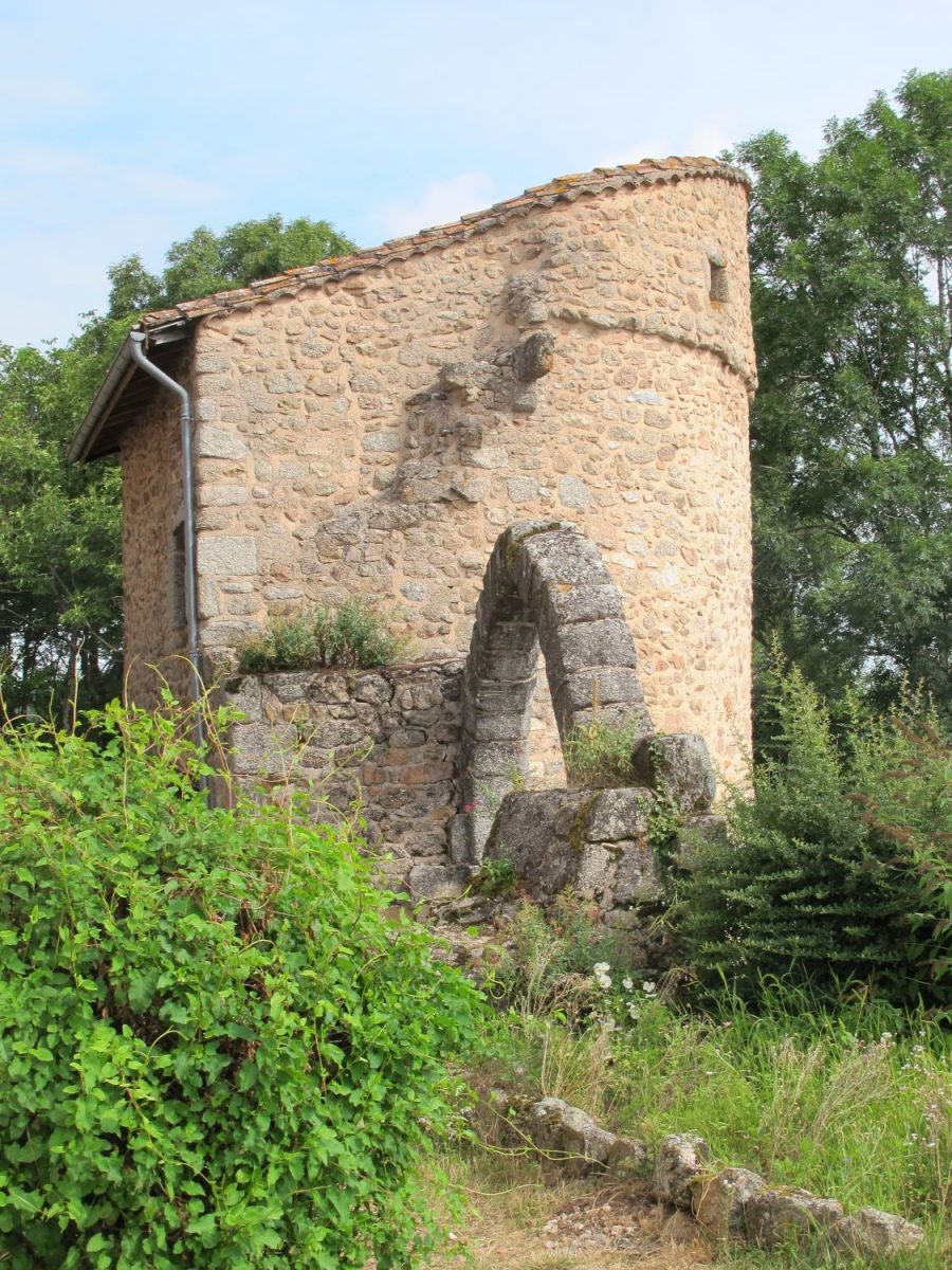 Cervières : la tour des Farges et la porte Est à ogive (photo Grahlf/Fr. Chommy)