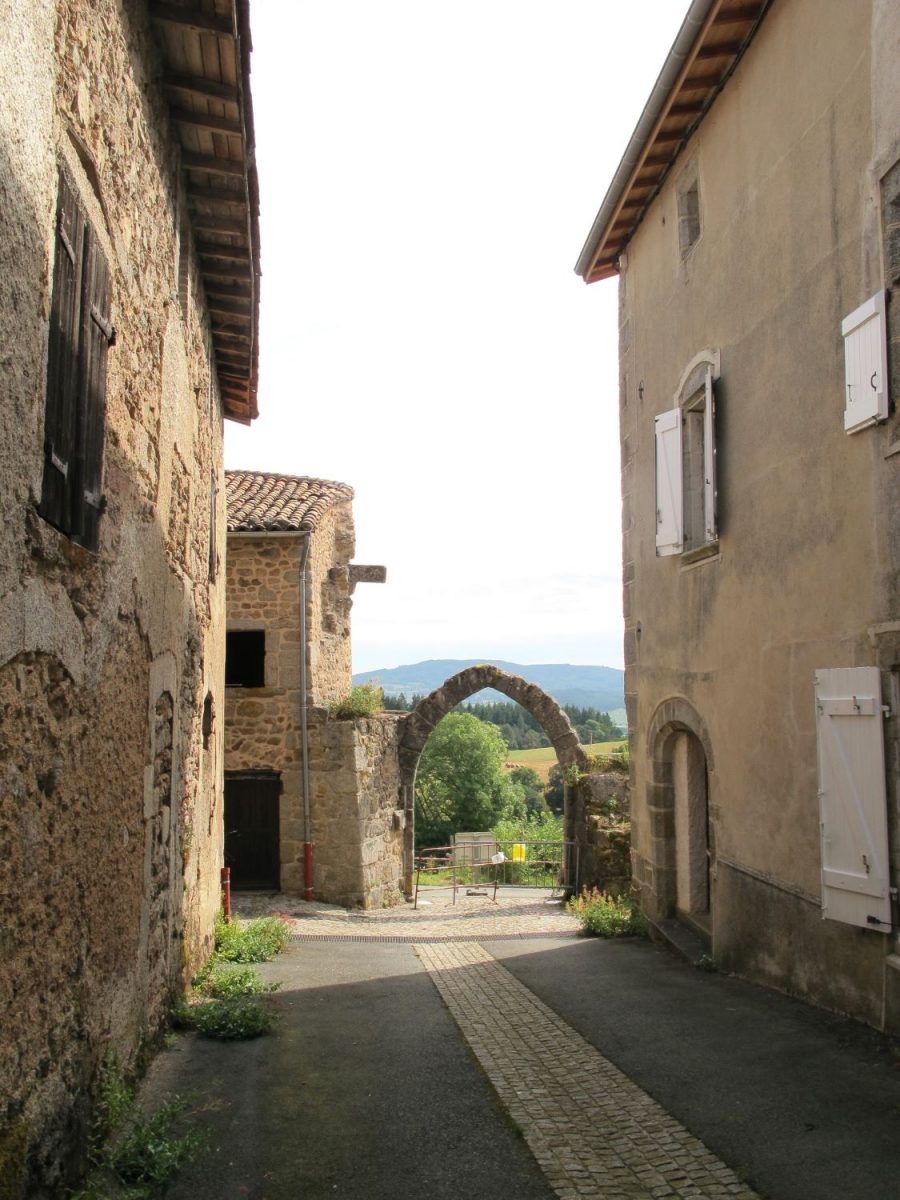 Cervières : la rue des Farges et la porte à ogive (photo Grahlf/Fr. Chommy)