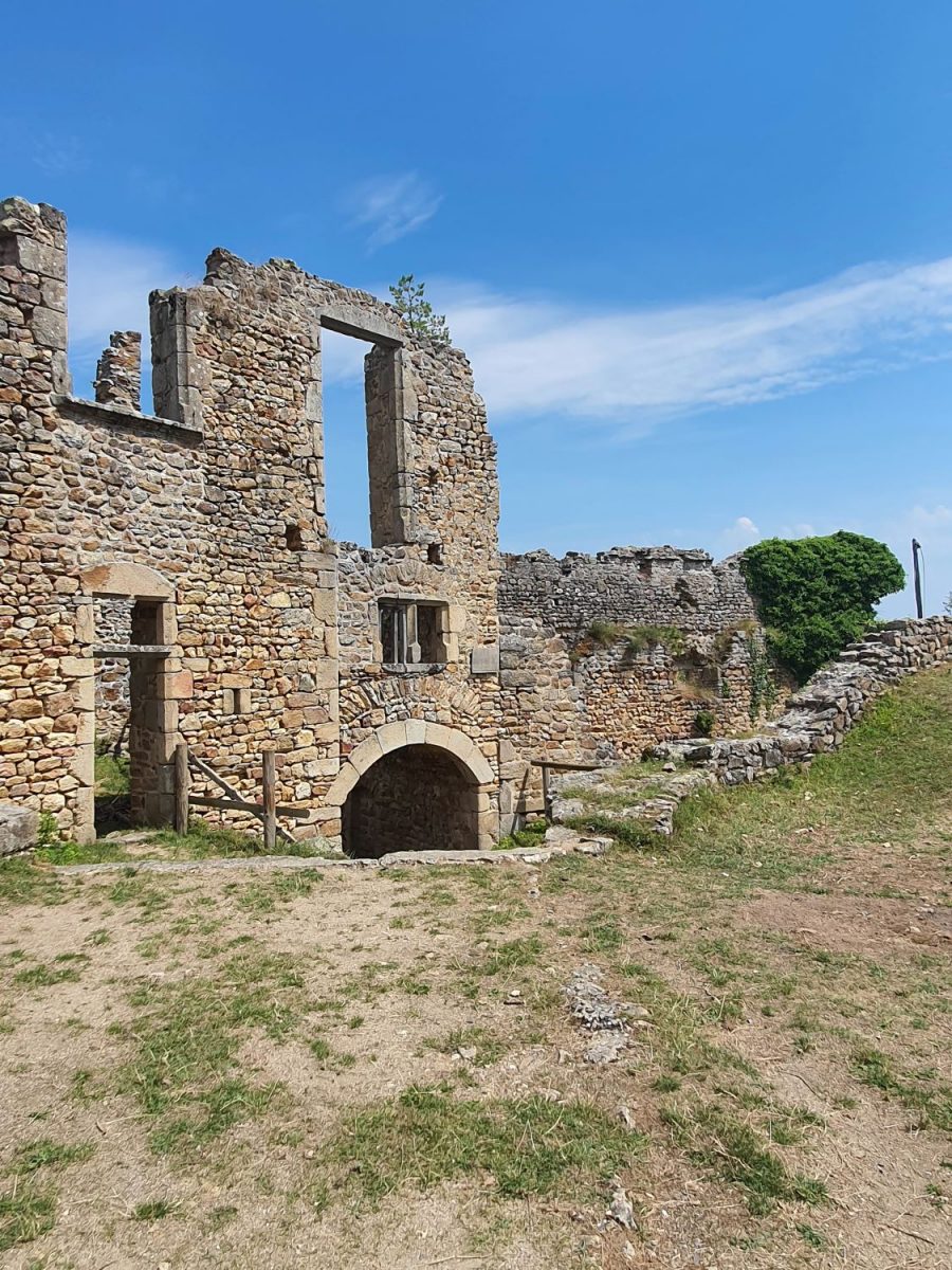 Château de Couzan : entrée du château vue depuis la basse-cour (photo Grahlf/P. Terras)