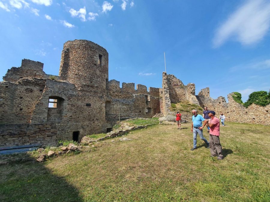 Château de Couzan : la haute-cour de la citadelle (photo Grahlf/P. Terras)