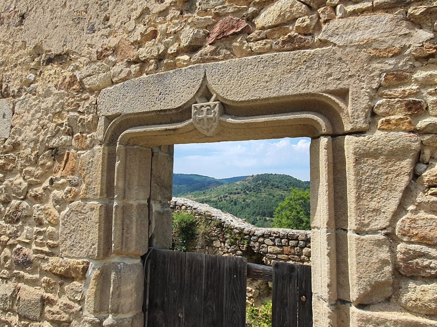 Château de Couzan : le blason des Damas sur la Capitainerie (photo Grahlf/P. Terras)