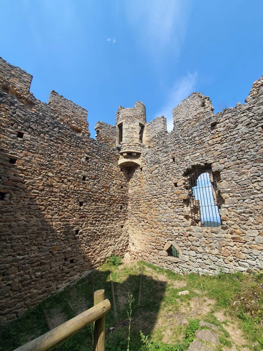 Château de Couzan : tour-porche de la citadelle (photo Grahlf/P. Terras)