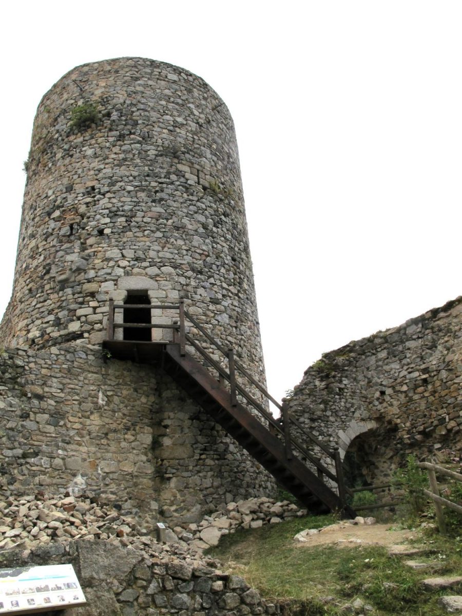 Château des Cornes d'Urfé : le donjon (photo Grahlf/F. Chommy)