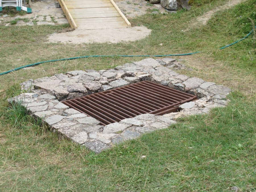Château des Cornes d'Urfé : la citerne de la haute-cour (photo Grahlf/F. Chommy)