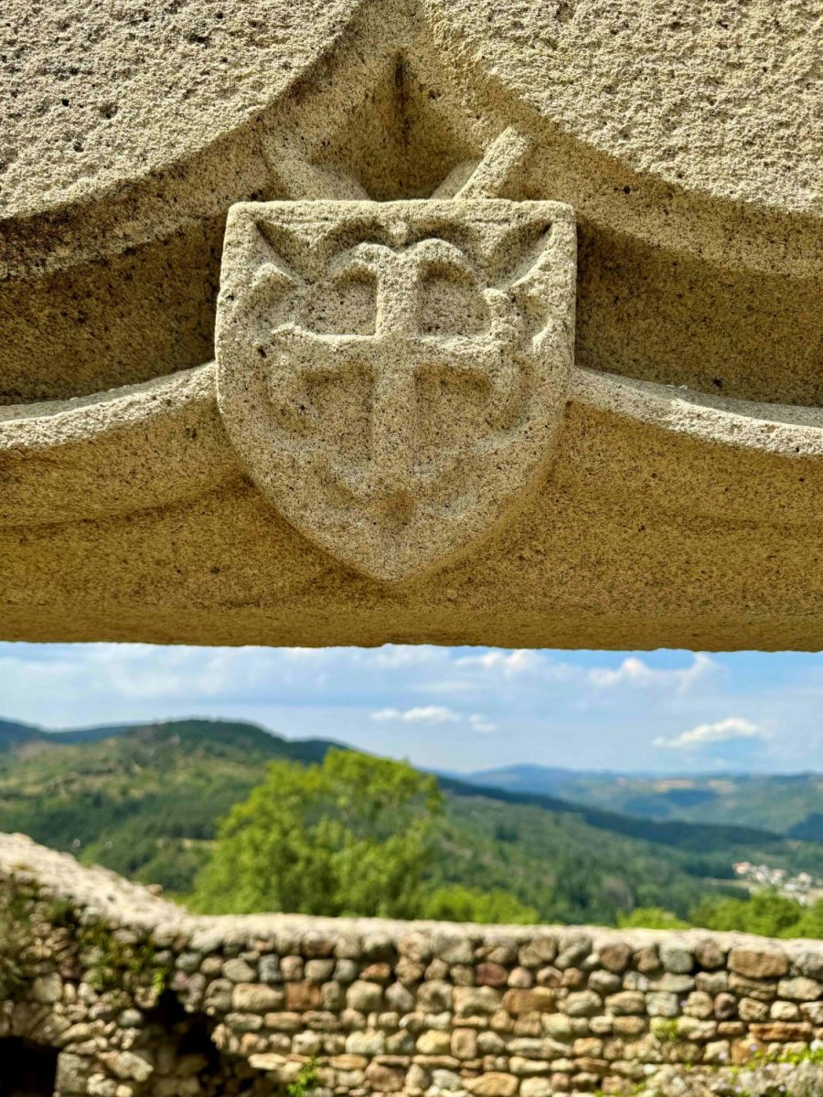 Le château de Couzan : le blason des Damas ornant la capitainerie (photo Grahlf/F. Burg)