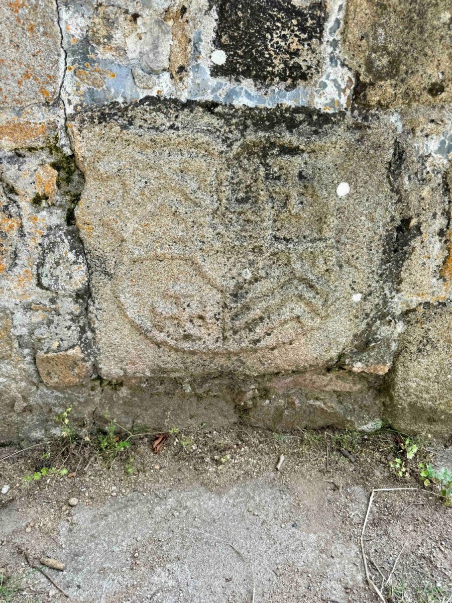 Le château de Couzan : blason gravé sur l'un des flancs de la citerne (photo Grahlf/F. Burg)