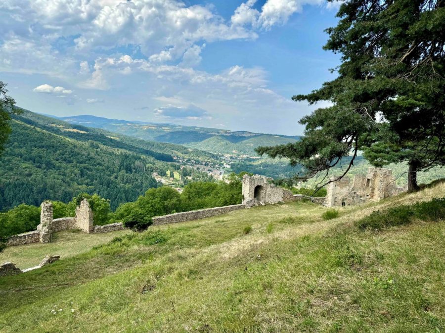 Le château de Couzan : vue de la muraille extérieure (photo Grahlf/F. Burg)