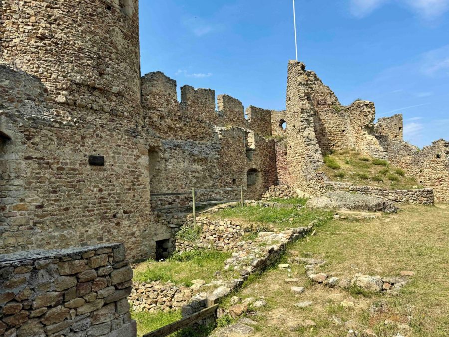 Le château de Couzan : muraille et tours de la citadelle (photo Grahlf/F. Burg)