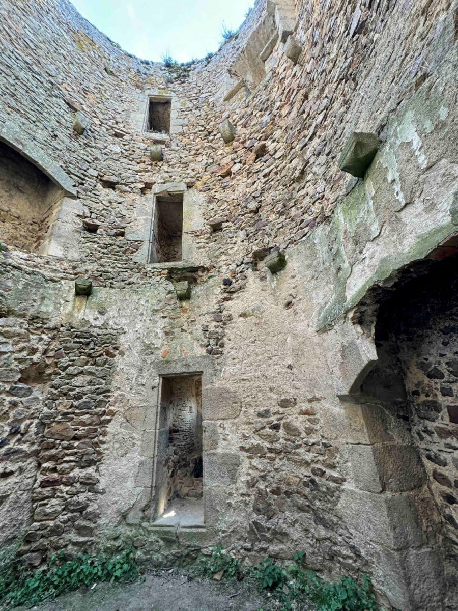 Le château de Couzan : intérieur de la tour de Damas, tour de prestige, du XIIIe siècle (photo Grahlf/F. Burg)