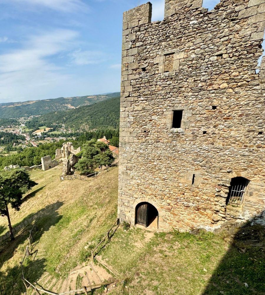 Le château de Couzan : entrée de la citadelle (photo Grahlf/F. Burg)