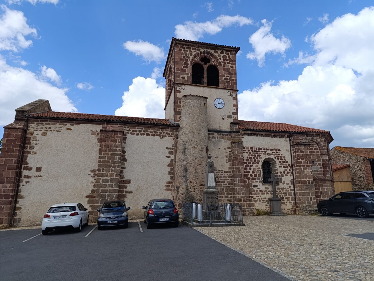 Azérat. Eglise St Jean Baptiste. Façade Sud et clocher carré (photo Grahlf/F.Robert)